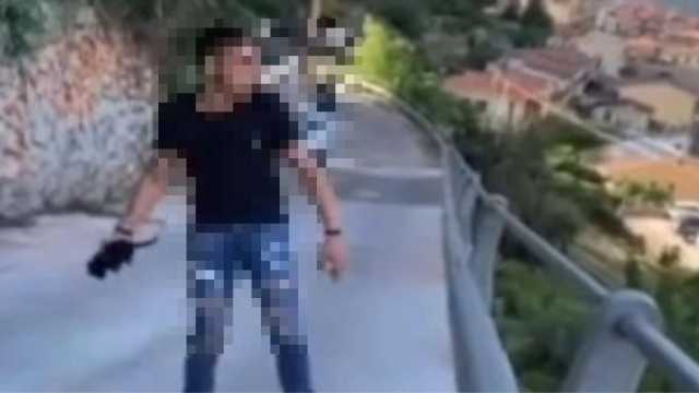 Un frame del video 