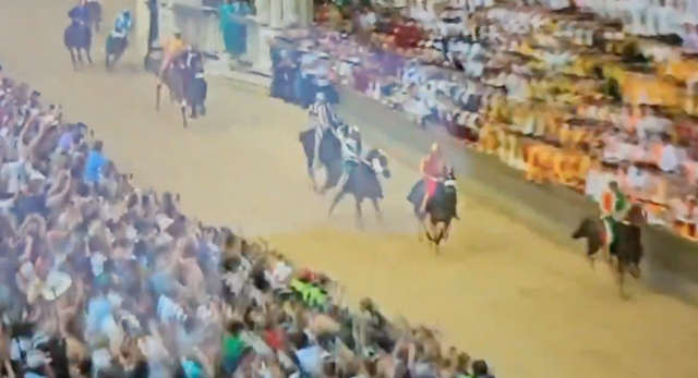Un momento del palio