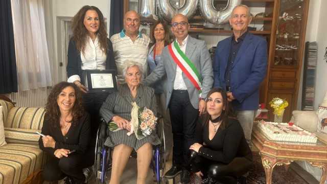 La Centenaria Anna Elia Con I Familiari Il Sindaco Sanna E Il Vice Sindaco Zedda 1