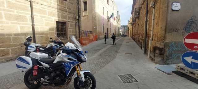 La Polizia Locale Presidia Larea Intorno Allex Convento Del Carmine