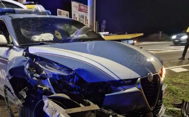 Auto Volante Contro Guardrail