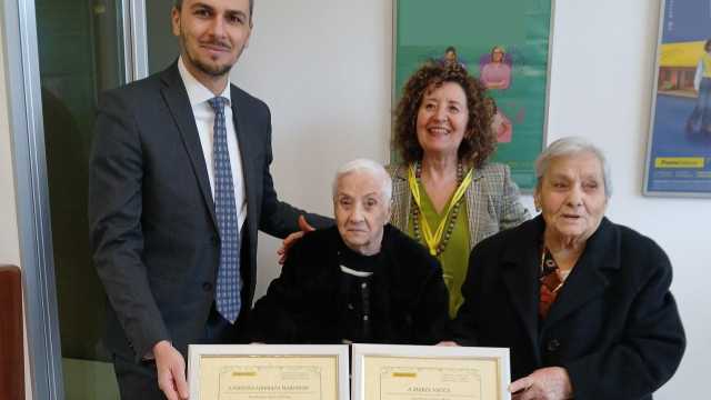 Le Due Clienti Centenarie Con Il Direttore Provinciale E La Direttrice Della Sede