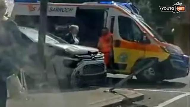 Cagliari, auto si schianta su un cartello alla rotonda dell'Amsicora