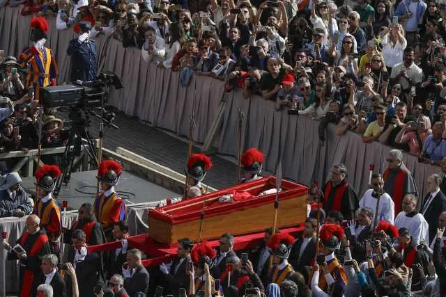 Morte di papa Francesco, anche a Cagliari si possono inviare le condoglianze a Roma