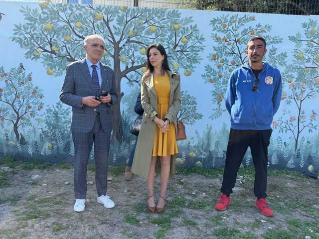 Milia Vistosu E Randaccio Davanti Al Murale Sa Ega Pinta