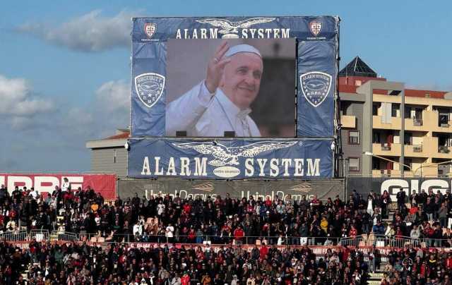 Papa Francesco nel maxi schermo della Unipol Domus: un minuto di silenzio prima del match