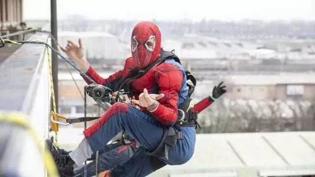 I supereroi acrobatici tornano al Microcitemico per regalare un sorriso ai bambini a Pasqua