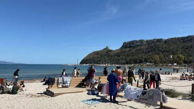 Aspettando il maltempo pasquale: a Cagliari tutti in spiaggia tra sole e qualche tuffo (VIDEO)
