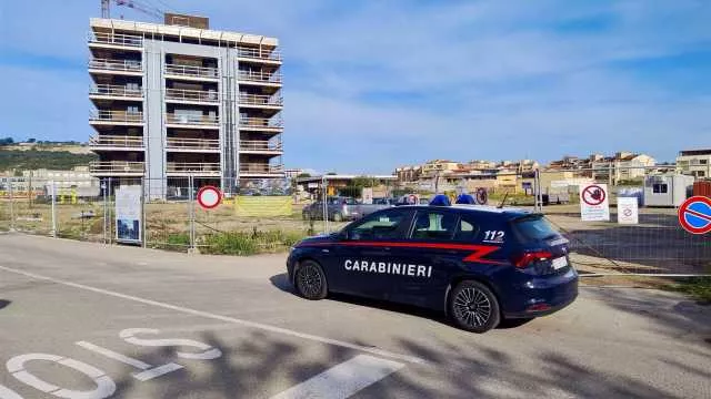 Cagliari, irrompono in cantiere per fare gare clandestine e pestano gli operai: un arresto e una denuncia 