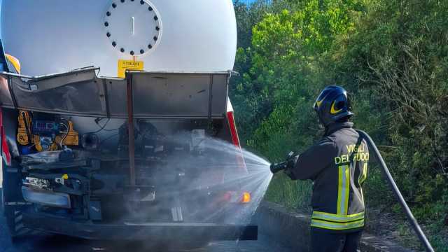 Auto contro un camion che trasportava Gpl sulla 131: una leggera perdita e un ferito