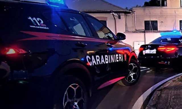 Cagliari, insulta i passanti e dà una testata alla compagna: turista immobilizzato con il taser
