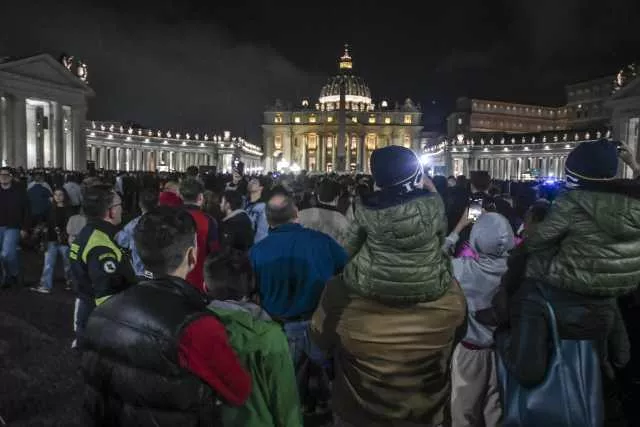 Papa Francesco, continua l'abbraccio dei fedeli: tutti in fila a San Pietro per vedere la salma