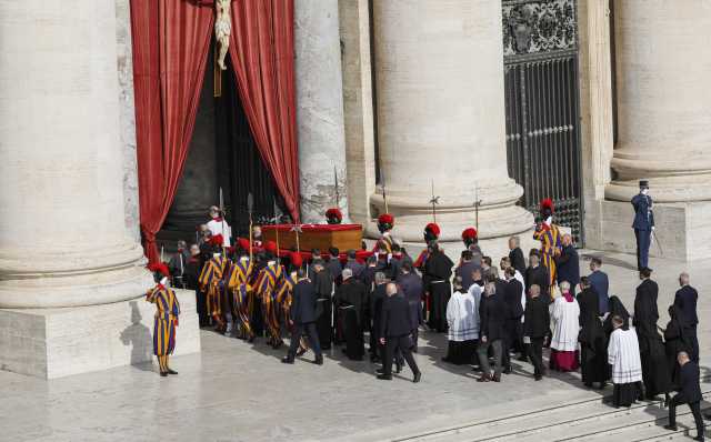 La salma di Papa Francesco a San Pietro per l'abbraccio dei fedeli: migliaia in piazza