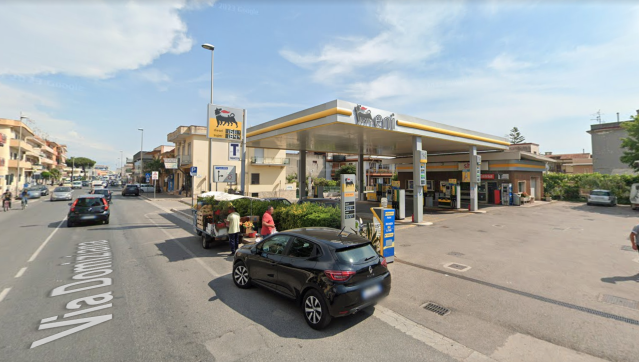 Agguato in pieno giorno in una stazione di servizio: un uomo ucciso a colpi di pistola nella sua auto nel Casertano 