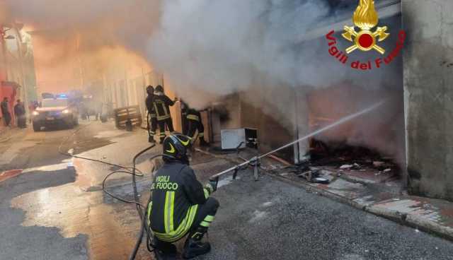 A fuoco il garage di una casa a Gairo: un ferito con ustioni, ha inalato i fumi del rogo 