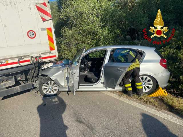 Scontro fra auto e camion alle porte della città: due feriti, l'incidente ad Alghero 