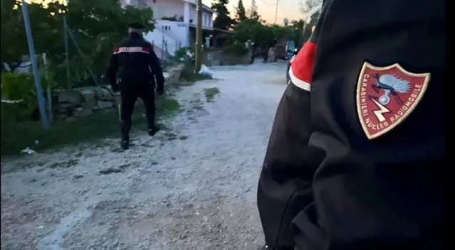 Rapina al mini market con i fucili e proprietario aggredito: indagati due giovani di Orosei
