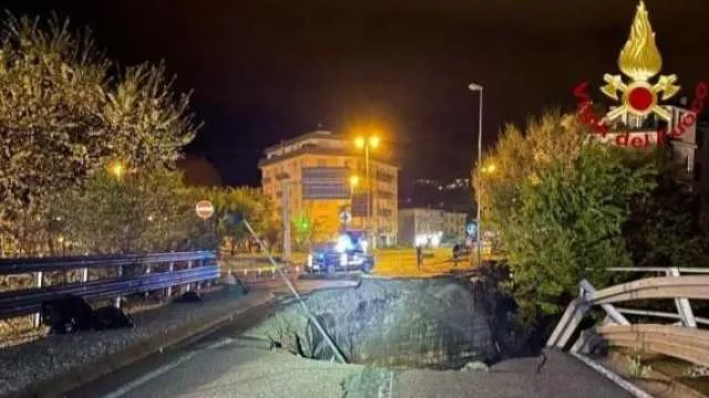 Tragedia maltempo, padre e figlio cadono in una voragine e finiscono nell'Agno: erano soccorritori volontari
