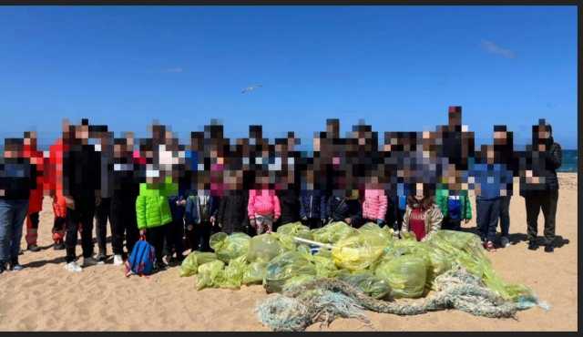 Ad Arbus oltre 100 alunni dell'infanzia raccolgono i rifiuti dalla spiaggia