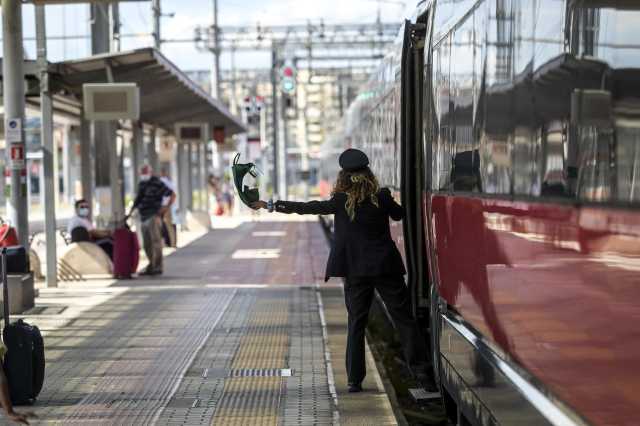 Ragazza di 17 anni travolta e uccisa da un treno alla stazione: la tragedia a Milano