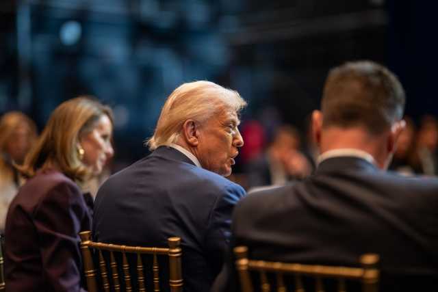 Trump Di Spalle