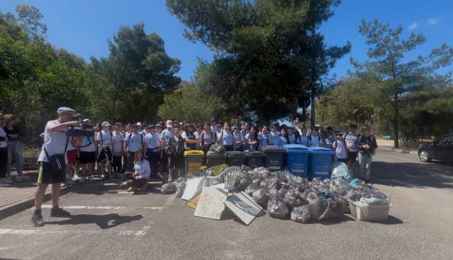La pineta di Torre Grande più pulita con gli studenti delle medie: raccolti 20 quintali di rifiuti