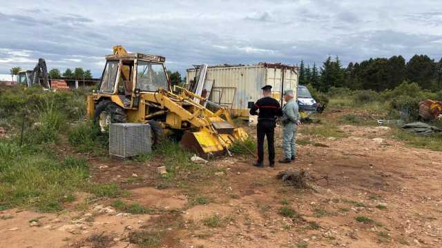 Elettrodomestici, scarti edili e rifiuti in un terreno a Sadali: denunciato il proprietario