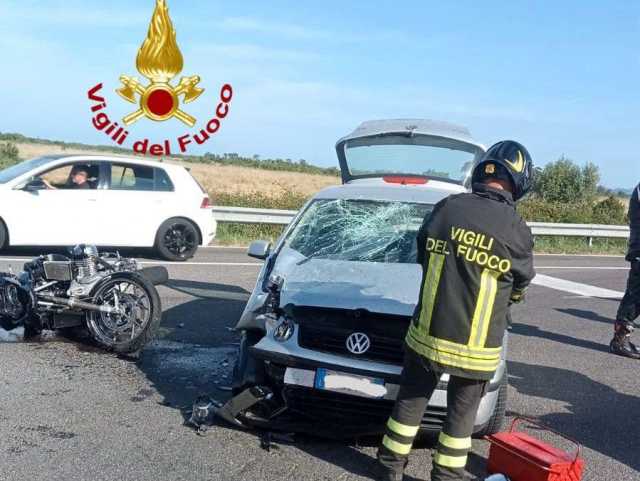 Tragico scontro frontale auto-moto a Posada: muore una 54enne 