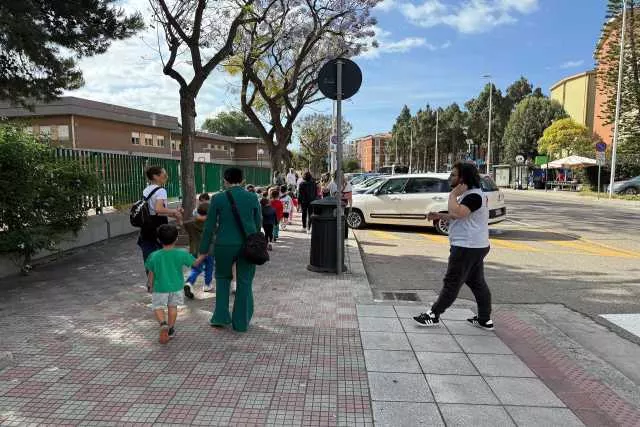 Sicurezza stradale, un “pedibus” per la scuola dell’infanzia di via Dublino a Cagliari