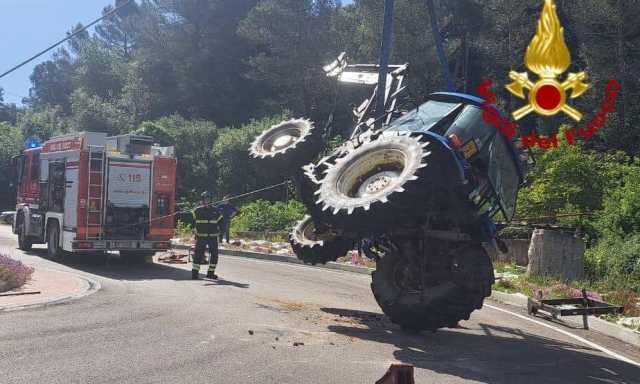 Trattore si ribalta all'ingresso di Tissi: illeso il conducente, arriva l'autogru