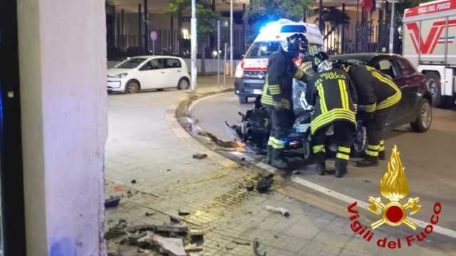 Auto finisce contro la vetrina di un negozio: lo schianto a Sassari