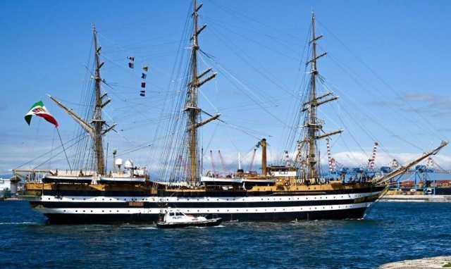 La nave Amerigo Vespucci fa tappa a Cagliari: lunedì veleggerà con Luna Rossa