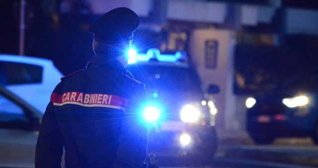 Quartu, scappa all'alt e finisce fuori strada: ventiquattrenne in ospedale, aveva la patente sospesa