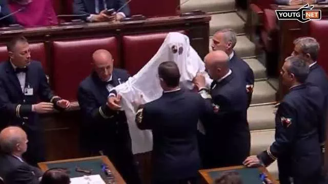 Question Time della Camera, il deputato Magi entra in Aula vestito da fantasma e viene espulso
