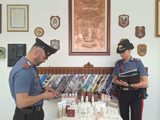 Sestu, ruba cosmetici e farmaci dal deposito in cui lavora per rivenderli al mercatino: denunciato