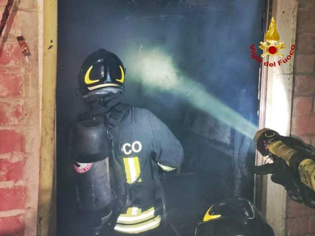 Cagliari, incendio in una casa: in fiamme una cantina 