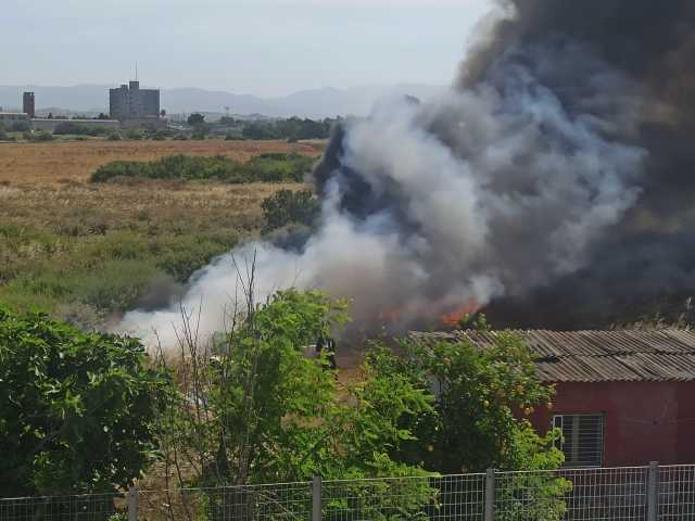 Cagliari, incendio in un terreno in via Newton: vigili del fuoco al lavoro
