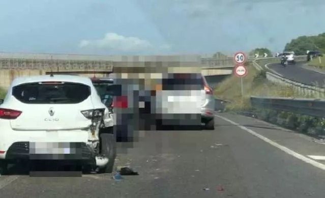 Incidente sulla 131dir, violento tamponamento: lunghe code sulla statale