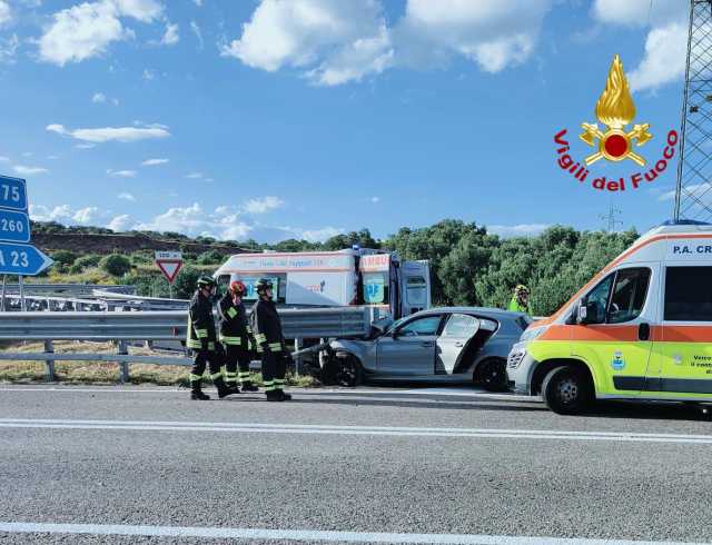 Spaventoso incidente sulla 131 a San Teodoro: auto infilzata dal guardrail
