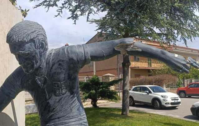 Mandas, danneggiata a martellate la statua di Gigi Riva: 