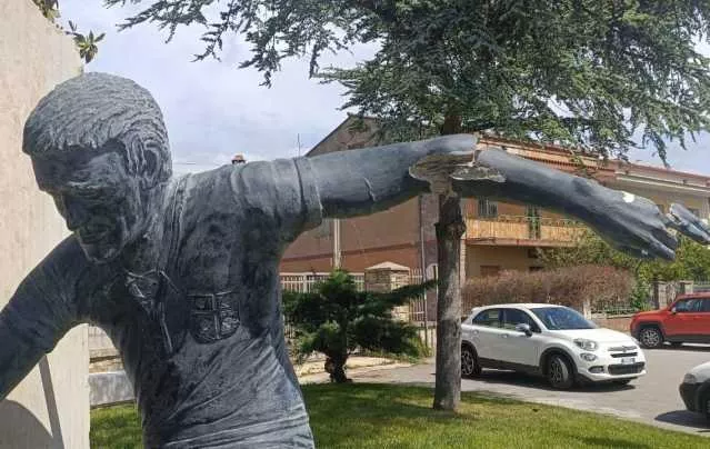 Mandas, danneggiata a martellate la statua di Gigi Riva: 