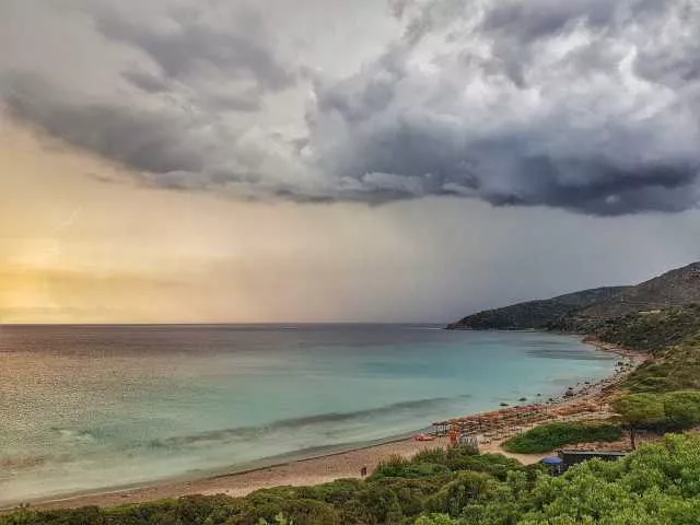 Bandiere Blu 2025, ecco le spiagge top in Italia: Sardegna settima, Liguria in testa