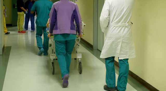 Abusi sessuali su infermiere e dottoresse: arrestato un primario a Piacenza