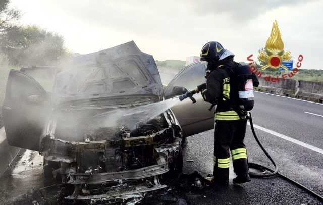 Auto in marcia prende fuoco sulla 131 a Sardara: salvo il conducente