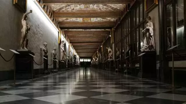 Voleva farsi un selfie, inciampa e finisce su un quadro: rovinato un dipinto agli Uffizi