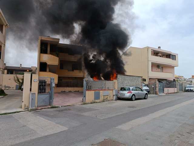 Paura a Sestu, incendio in una palazzina: ambulanza e vigili del fuoco sul posto