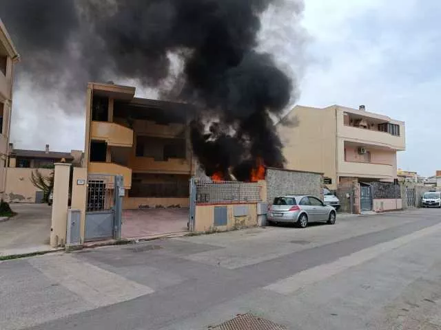 Paura a Sestu, incendio in una palazzina: ambulanza e vigili del fuoco sul posto
