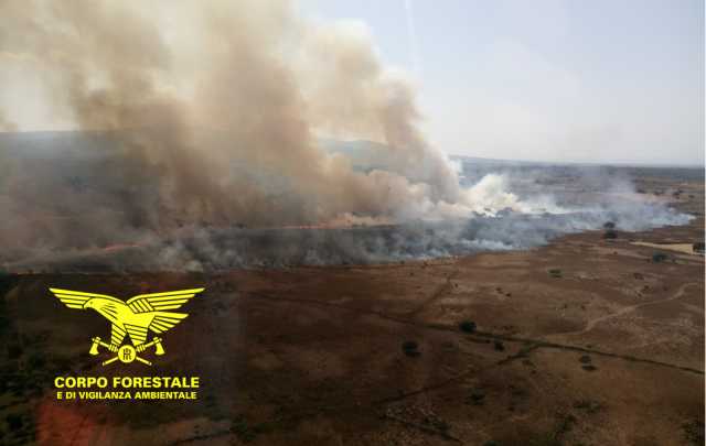 Sei incendi in un giorno in Sardegna: elicottero in volo a Ussana