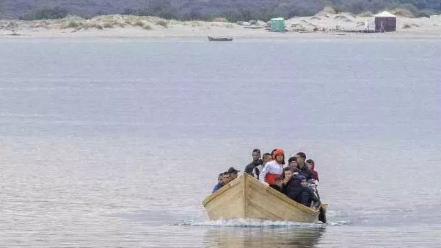 Abbandonarono alla deriva un barchino con 10 migranti: arrestati 3 presunti scafisti a Cagliari
