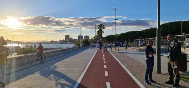 Tragedia a Cagliari, trovato un cadavere in spiaggia a Sant'Elia: è un 16enne